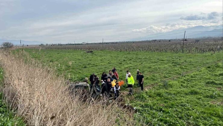 Manisa’da otomobil tarlaya uçtu: 2 yaralı