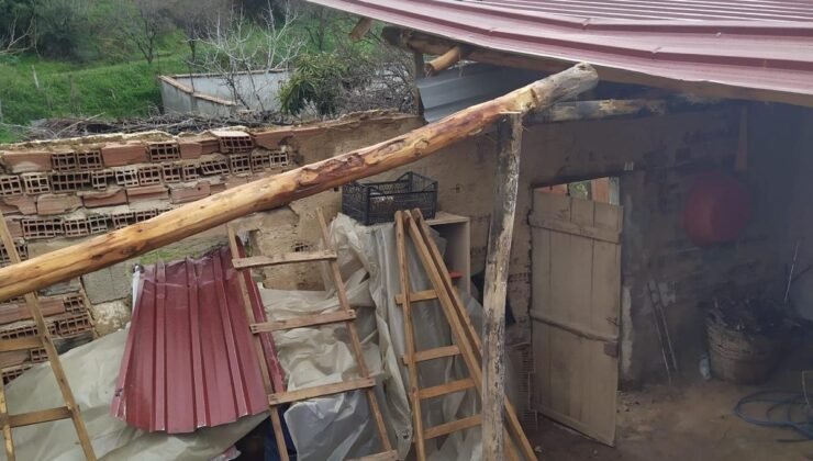 Manisa’da sağanak ve fırtına çatıları uçurdu