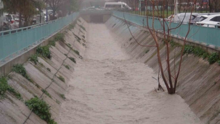 Manisa’da sağanak yağış etkili oluyor