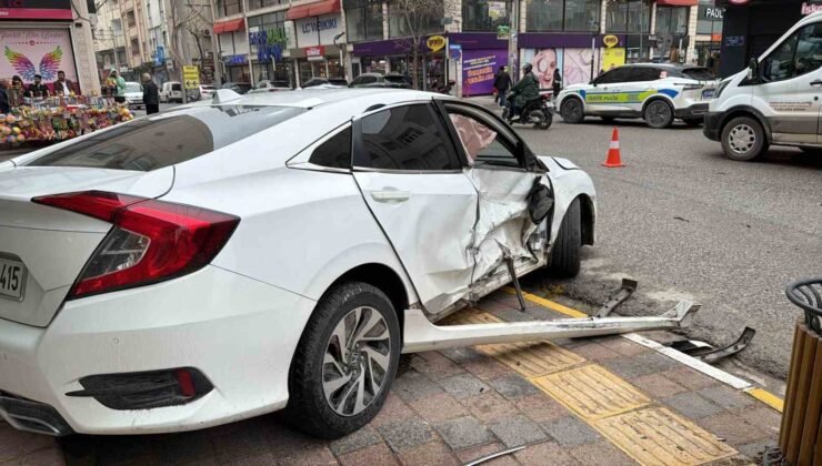Mardin’de otomobiller çarpıştı: 2 yaralı