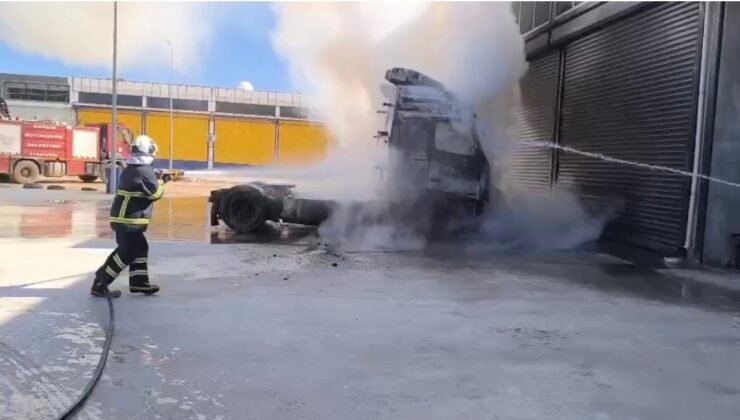 Mardin’de park halindeki tırın çekicisi yandı