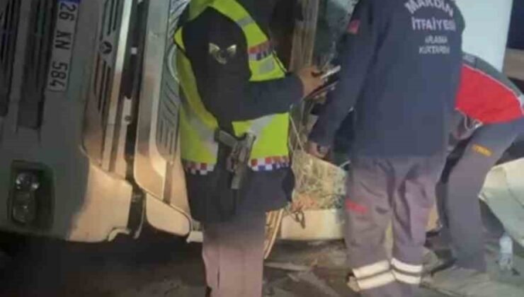 Mardin’de pet şişe yüklü tır devrildi: 1 yaralı