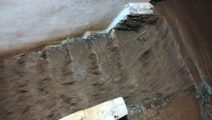 Marmaris’te sağanak etkili oldu, su baskınları oluştu