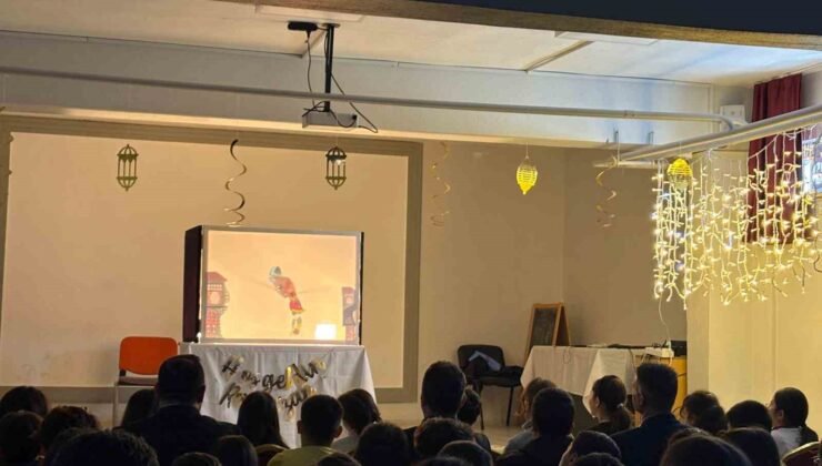 Menteşe’de gönüllü gençler Hacivat ve Karagöz’ü okullara taşıdı