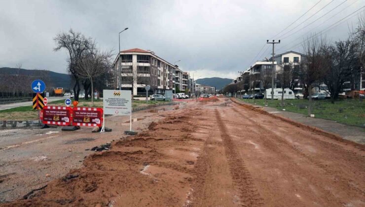 Menteşe’de yol yapım çalışmaları devam ediyor