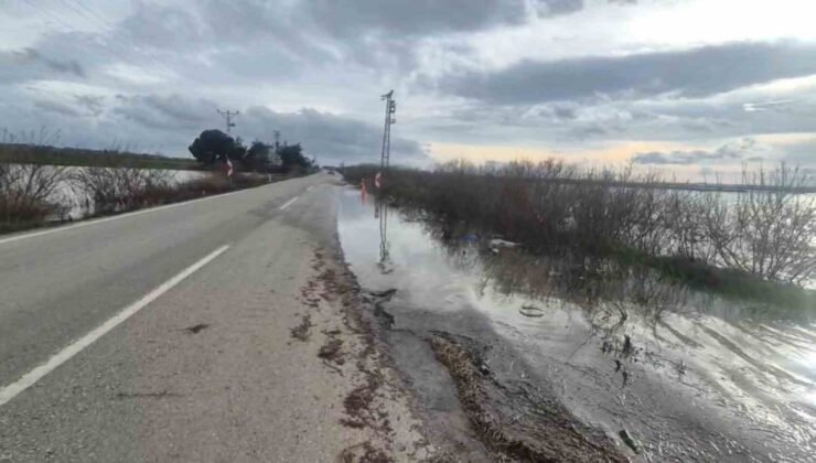 Meriç Nehri taştı, sedde patladı: Karayolu sular altında
