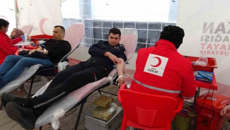 Mersin’de kan veren itfaiye erleri öğrencilerden alkış aldı