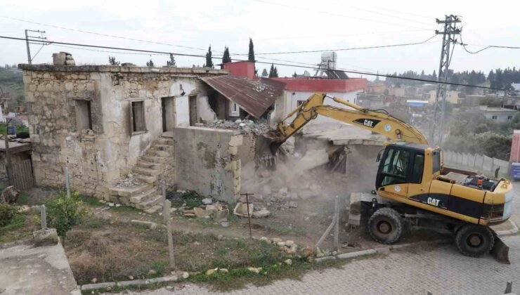 Mersin’de metruk bina kontrollü şekilde yıkıldı