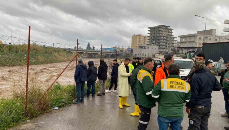 Mersin’de sağanak yağmur etkili oluyor