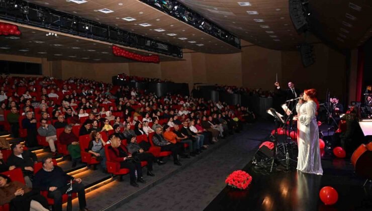 Mersin’de Sevgililer Günü’ne özel Ajda Pekkan şarkıları konseri