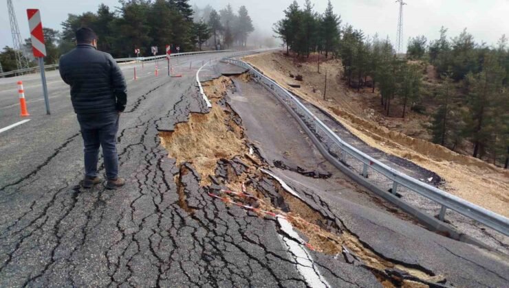 Mersin’de şiddetli yağışta yolda 2 metrelik çukur oluştu