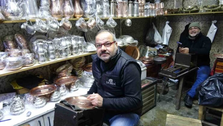 Meslektaş dayı yeğen 44 yıldır birlikte bakır işliyor