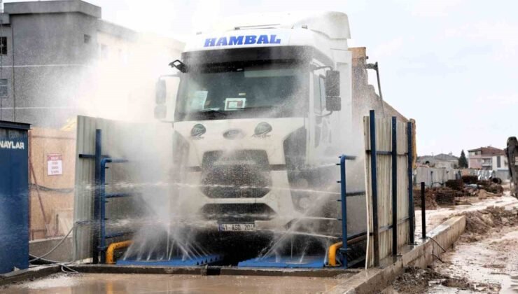 Metro şantiyesinden çıkan araçlar temizlendikten sonra trafiğe karışıyor
