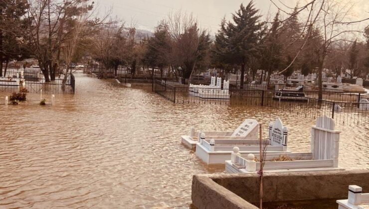 Mezarlık sular altında kaldı