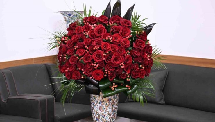 MHP lideri Bahçeli, Cumhurbaşkanı Erdoğan’a 72 gül ve özel tasarım tablo gönderdi