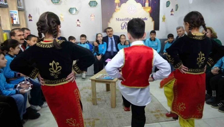 Milli Eğitim Bakanı Tekin, Artvin’de öğrencilerle bir araya geldi