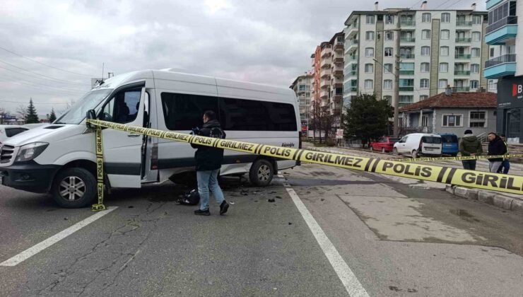 Minibüsün altına giren motosikletin sürücüsü ağır yaralandı