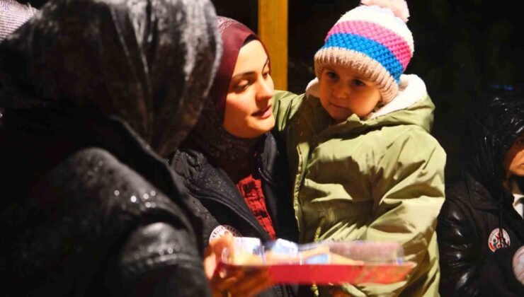 Minik Hümeyra’ya umut olmak için evinin önünde sürpriz yaptılar