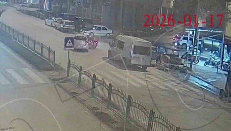 Motokuryenin otomobile çarparak savrulduğu kaza kamerada