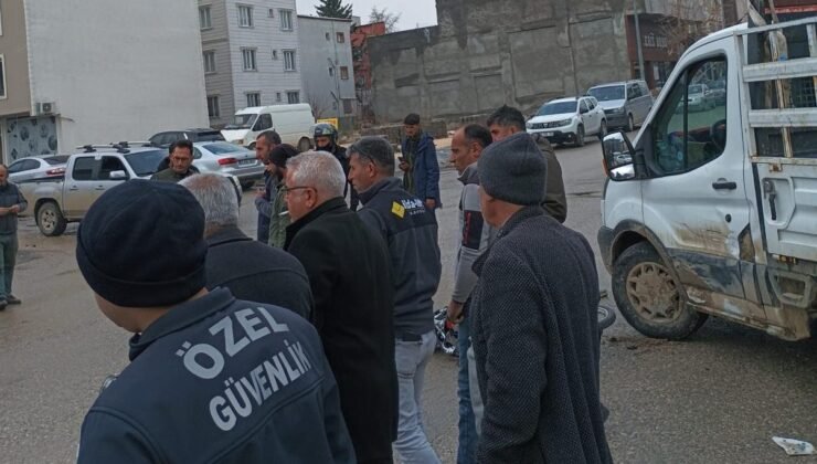 Motosikletle kamyonet çarpıştı: 2 yaralı
