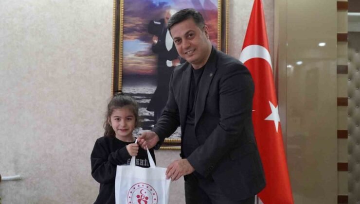 Müdür Öztürk’ten minik satranççı Deniz Erol’a övgü