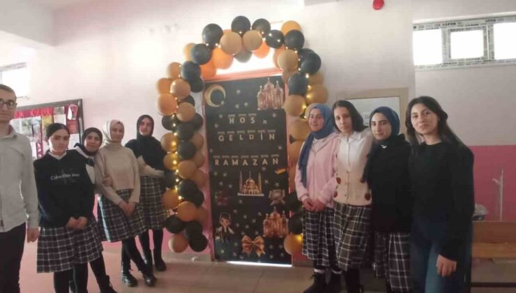 Muradiye’de Ramazan coşkusu kapılara yansıdı