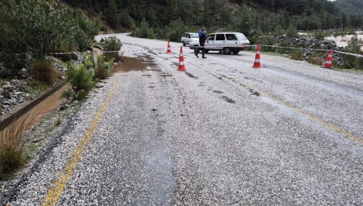 Namnam çayında su seviyesi yükseldi, yol çöktü