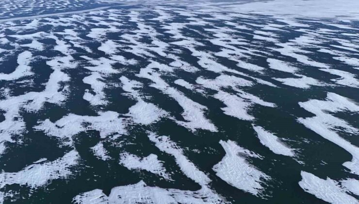 Nazik Gölü’nün donan yüzeyi görsel şölen sunuyor