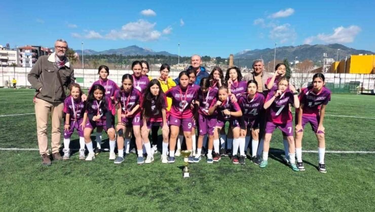 Nazilli Beşeylül Ortaokulu kız futbol takımı il şampiyonu oldu