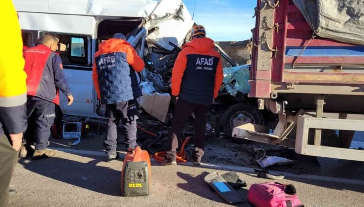 Öğrenci servisi tıra çarptı: 1 ölü, 7 yaralı