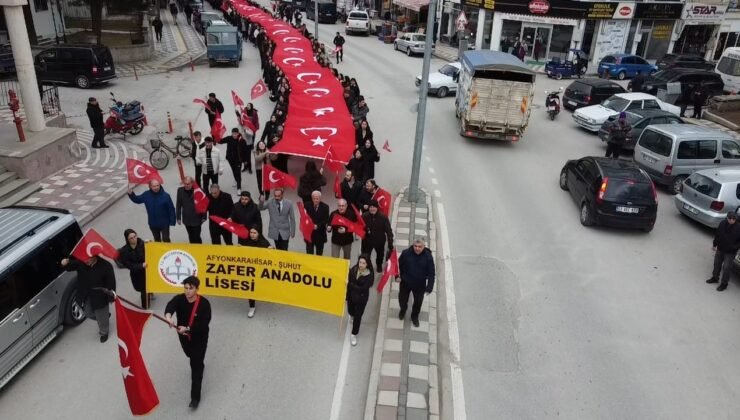 Öğrenciler 100 metrelik Türk bayrağıyla yürüdü