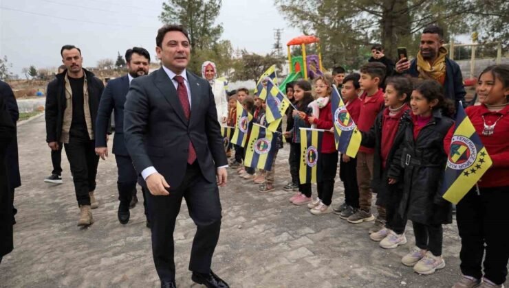 Öğrenciler kaymakamı Fenerbahçe bayraklarıyla karşıladı