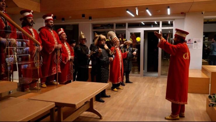 Öğrenciler marşla girdi, mehterle karşılandı