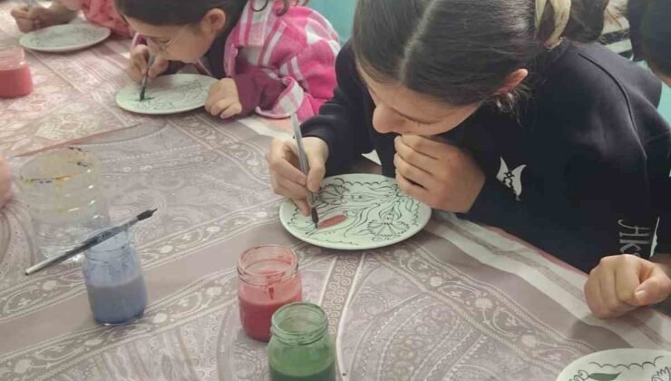 Öğrencilerden çini boyama etkinliği