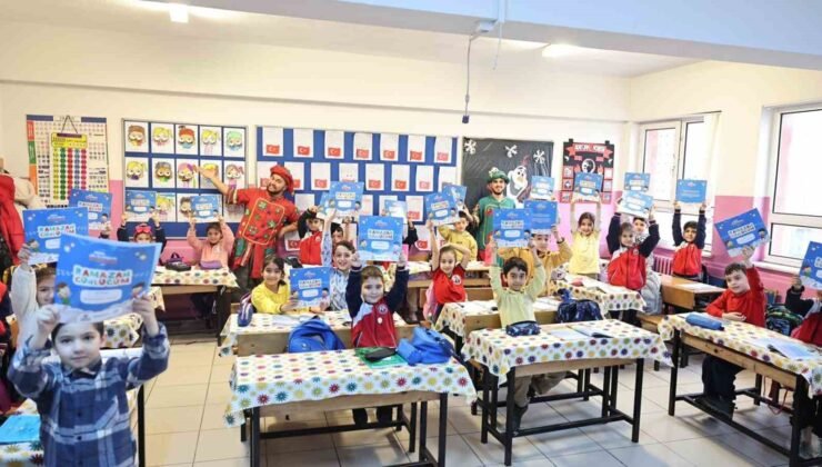 Öğrencilere çat kapı tiyatro sürprizi