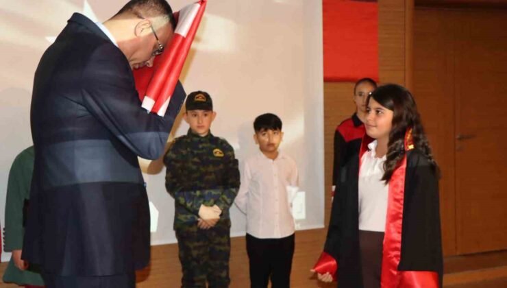 Öğrencilerin ay yıldız temalı gösterisi göğüs kabarttı