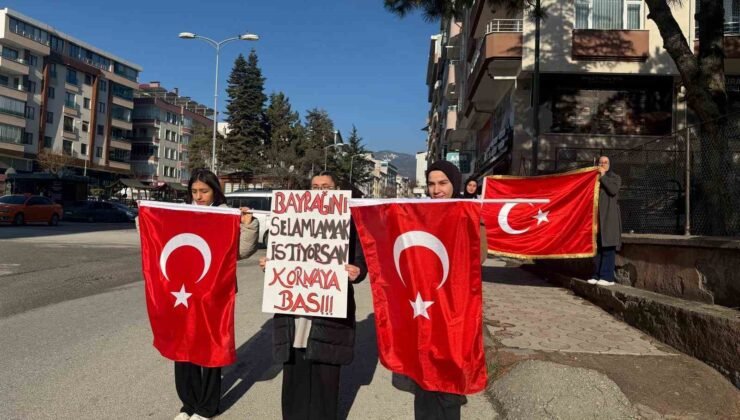 Öğrencilerin bayrak sevgisi yollara taştı: Sürücüler karşılıksız bırakmadı