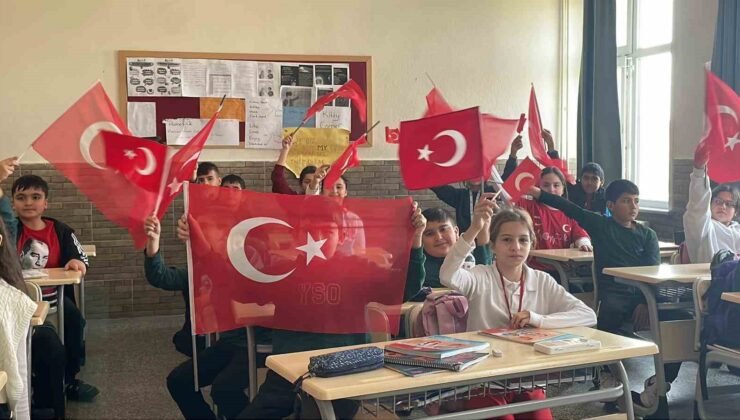 Öğrencilerin okul heyecanı ay yıldızlı Türk bayrağıyla taçlandı
