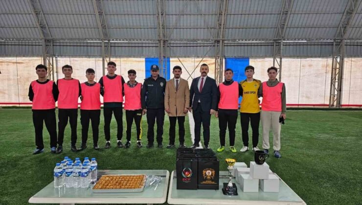 Öğrencilerle halı sahada maç yapan polis, terör örgütleri konusunda bilgilendirdi