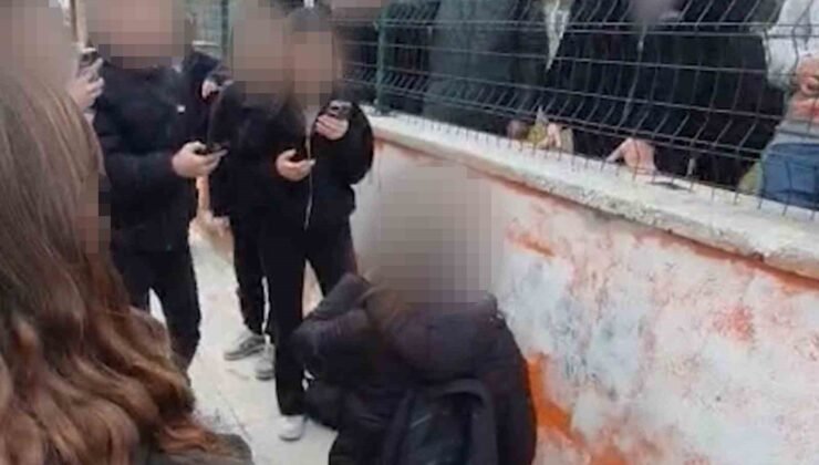 Okul önünde akran zorbalığı kameraya yansıdı: Diz çöktürüp zorla özür dilettiler