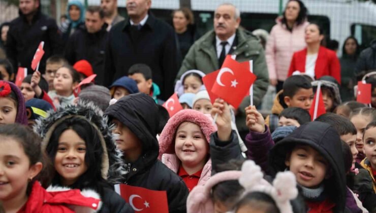 Okula gelen öğrenciler Türk bayraklarıyla karşılandı