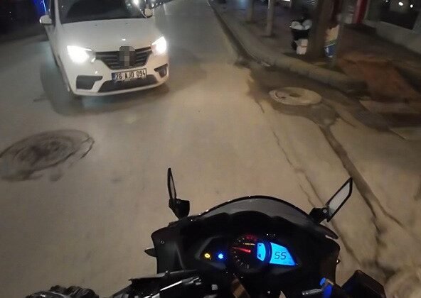 Önüne bir anda çıkan araçtan kıl payı kurtuldu