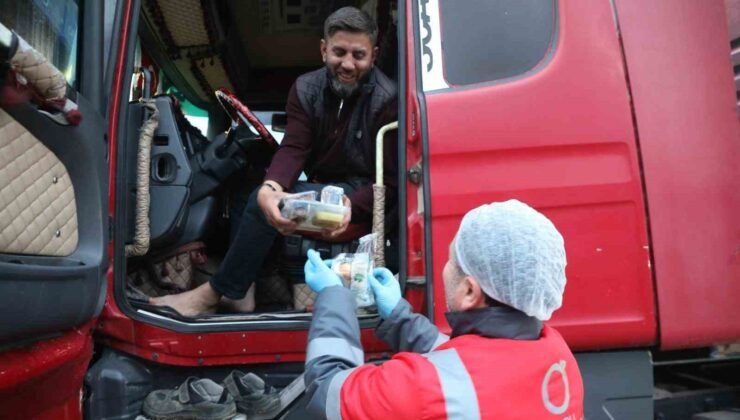Ordu’da yolda olanlara iftar yemeği ikramı sürüyor