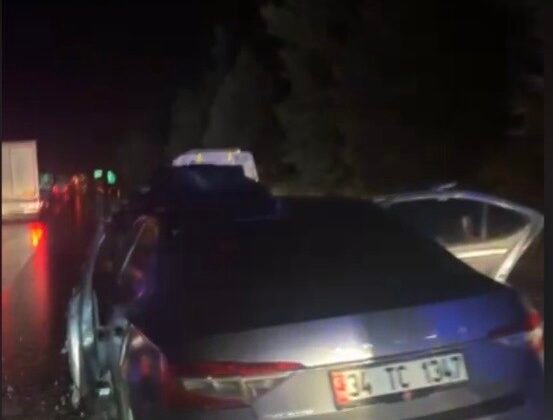 Osmaniye’de bariyerlere çarpan otomobil hurdaya döndü: 3 yaralı