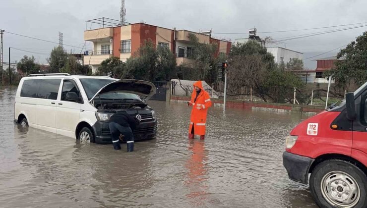 Osmaniye’de kuvvetli yağış: Yollar suyla doldu, araçlar yolda kaldı