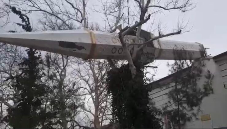 Osmaniye’de şiddetli rüzgar cami minaresini devirdi