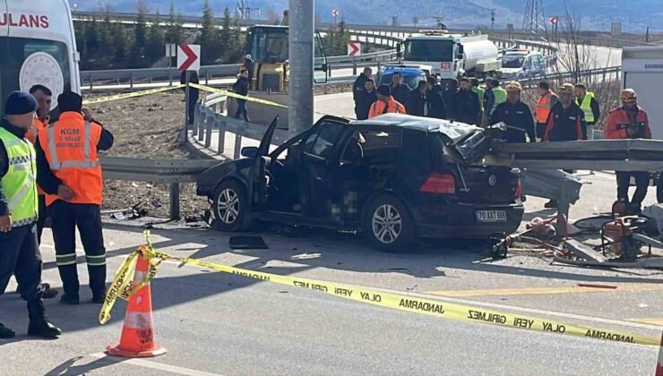 Otomobil bariyerlere ok gibi saplandı: Anne ve baba öldü, kız çocukları yaralandı