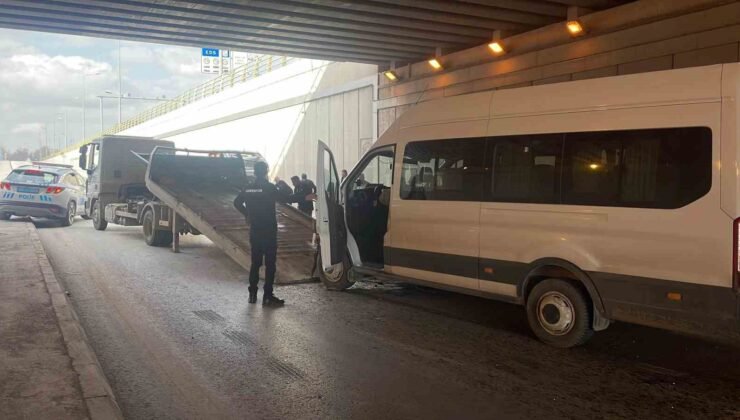 Otomobil ile servis aracı çarpıştı: 5 yaralı