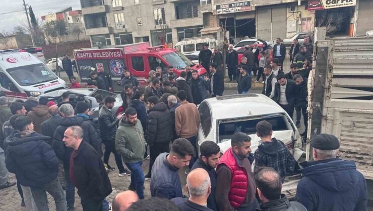 Otomobil park halindeki araçlara çarptı: 1’i ağır 3 yaralı