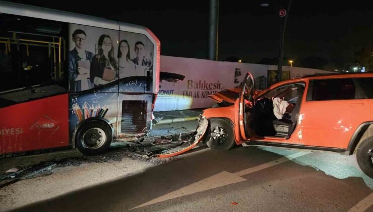 Otomobil park halindeki otobüse çarptı: 1 yaralı
